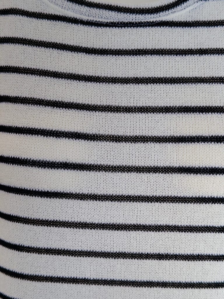 #9605 Vestido tejido rayado sin mangas, bolsillos invisibles y con aplique femme "Ban"